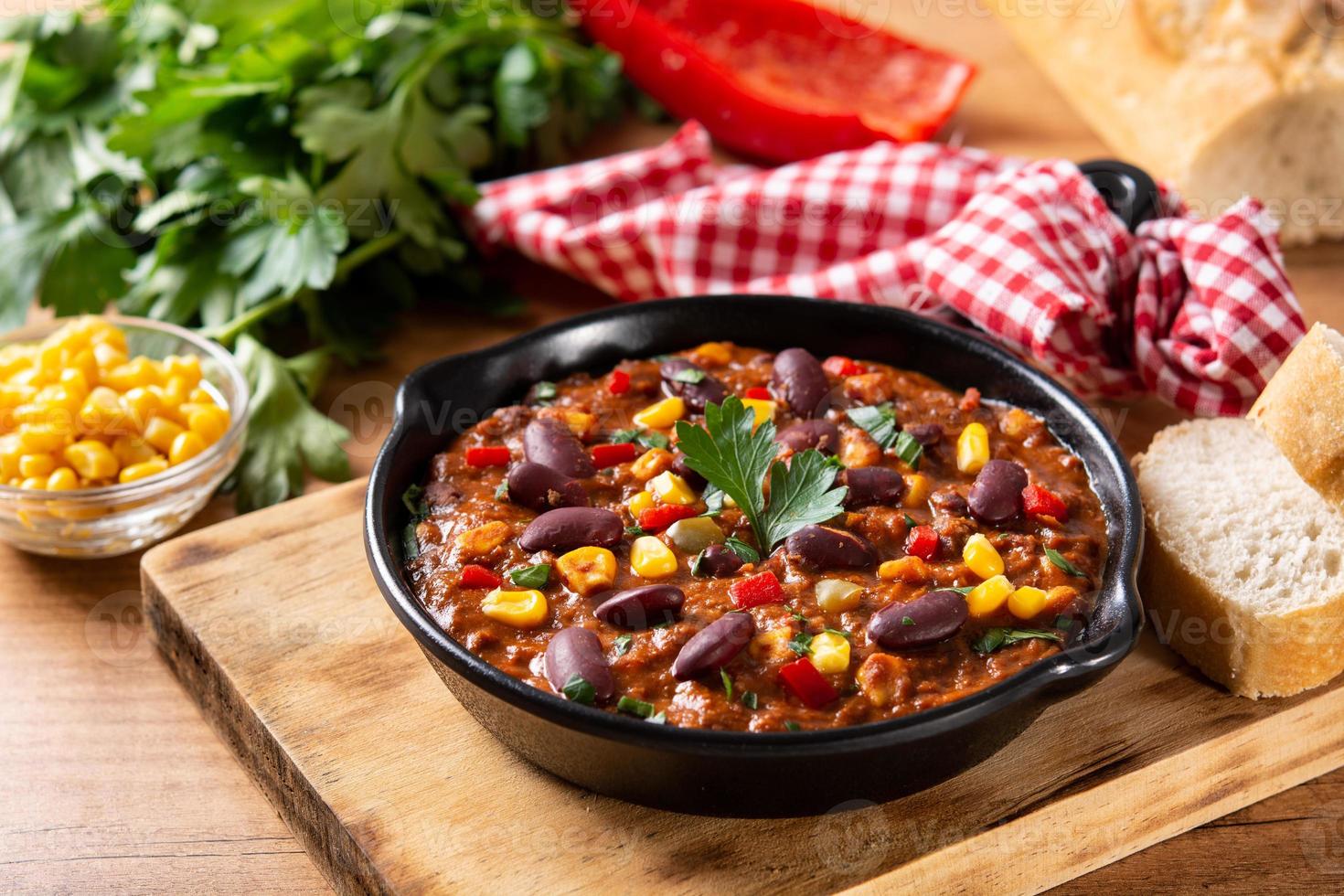 traditionell mexikansk tex mex chili con carne i järnpanna foto