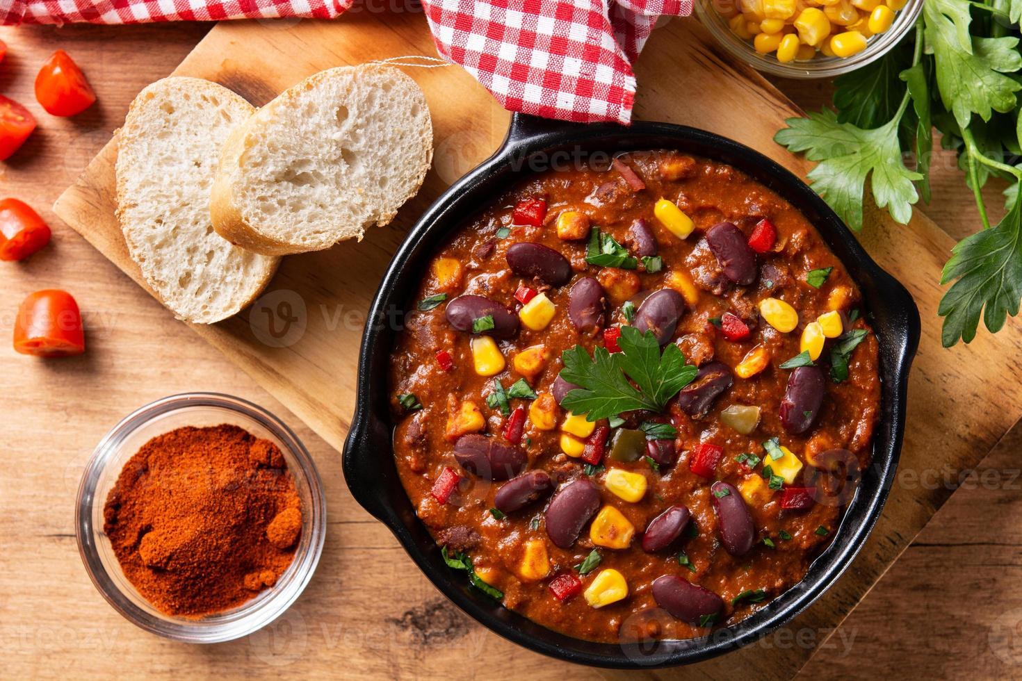 traditionell mexikansk tex mex chili con carne i järnpanna foto