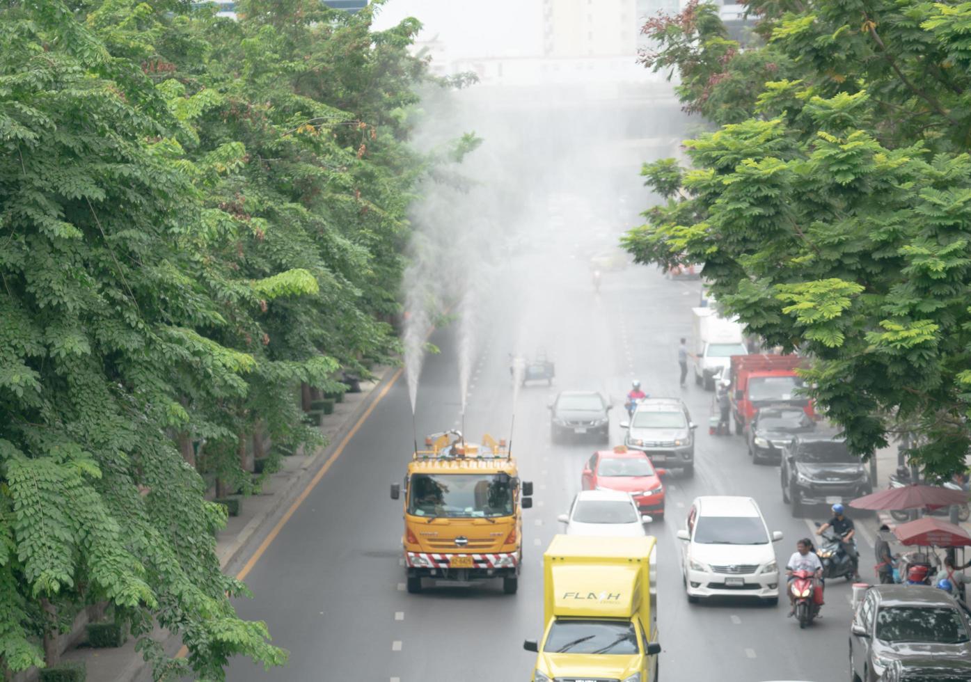 bangkok, thailand- vattensprutbilen för behandling av luftföroreningar foto