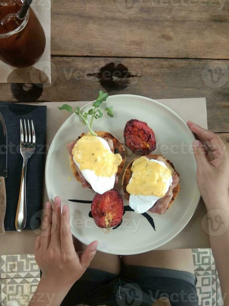 seminyak, bali, 2021 - morgon- frukost ägg muffins foto