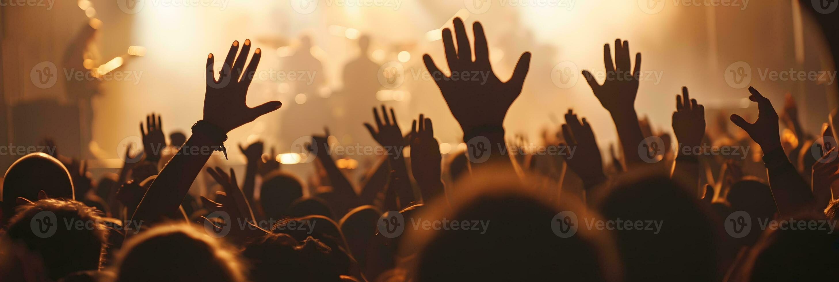 folkmassan glädjande på en musik festival och höjning händer till de skede foto