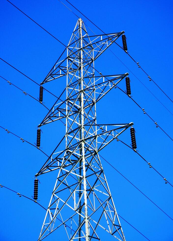 stål elektricitet pylon och hög Spänning kraft linje elektricitet överföring Foto med blå himmel bakgrund.