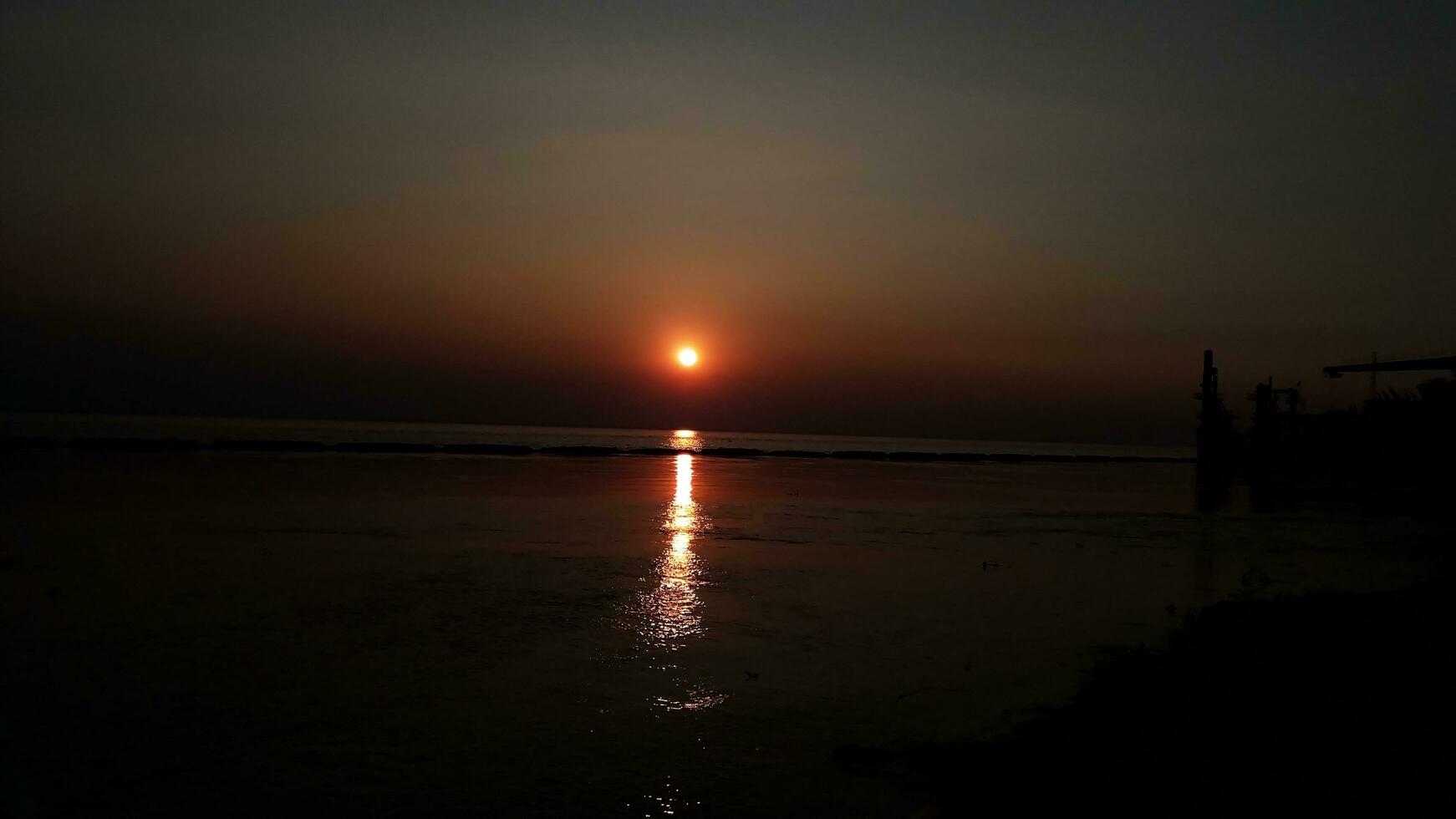 skön solnedgång på de padma flod, bangladesh foto