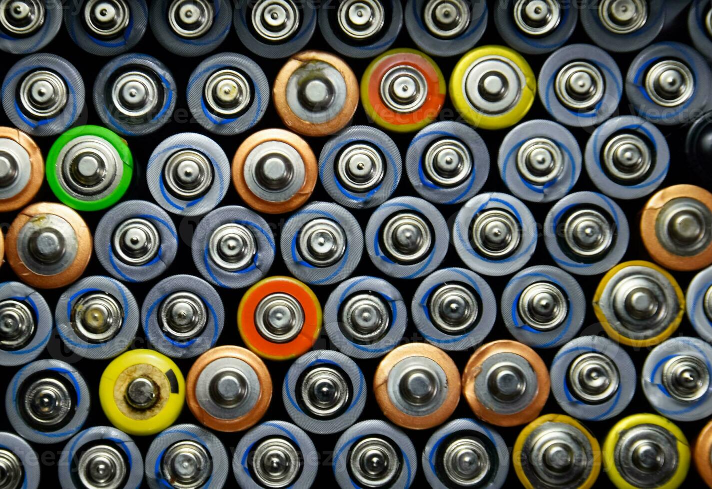 salt och alkalisk batterier, källa av energi för bärbar teknologi. aaa och aa batterier foto