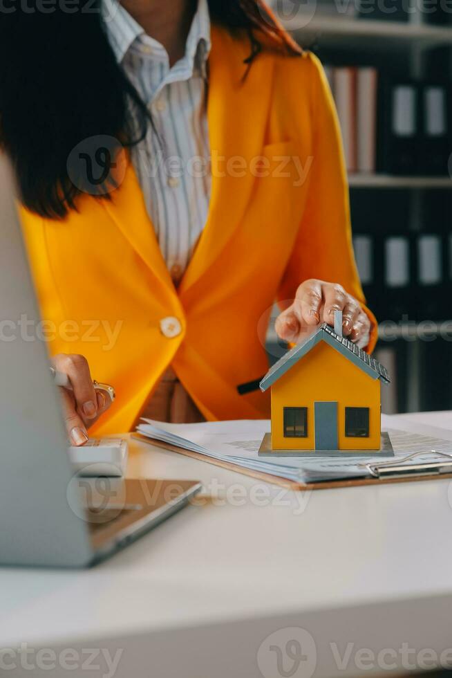 verklig egendom ombud leverera prov hem till kunder, inteckning lån kontrakt. göra en kontrakt för hyra inköp och försäljning av en hus. och Hem försäkring kontrakt, Hem inteckning lån begrepp foto