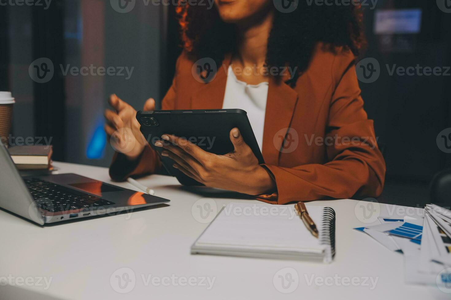 kvinna Sammanträde på henne skrivbord i Hem kontor arbetssätt sent på natt använder sig av bärbar dator dator kvinna webb designer arbetssätt över tid avlägset från Hem foto