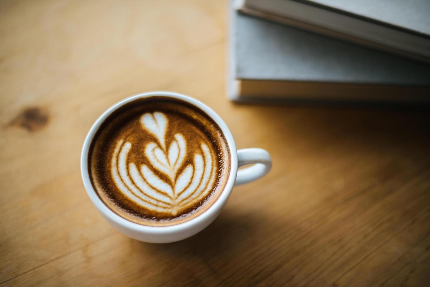 lattekonst i kaffekopp på kafébordet foto