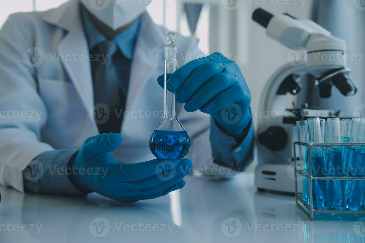 biokemiska forskarteam som arbetar med mikroskop för utveckling av vaccin mot coronavirus i läkemedelsforskningslaboratorium, selektivt fokus foto