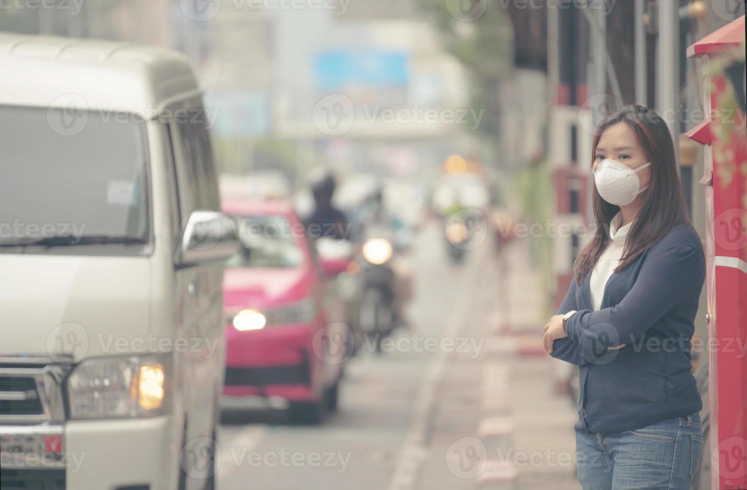 kvinna som bär skyddsmask på stadsgatan foto