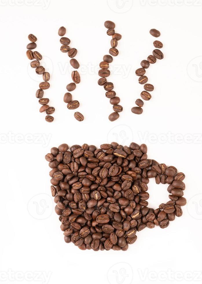rostade kaffebönor med ledighet på vit bakgrund foto
