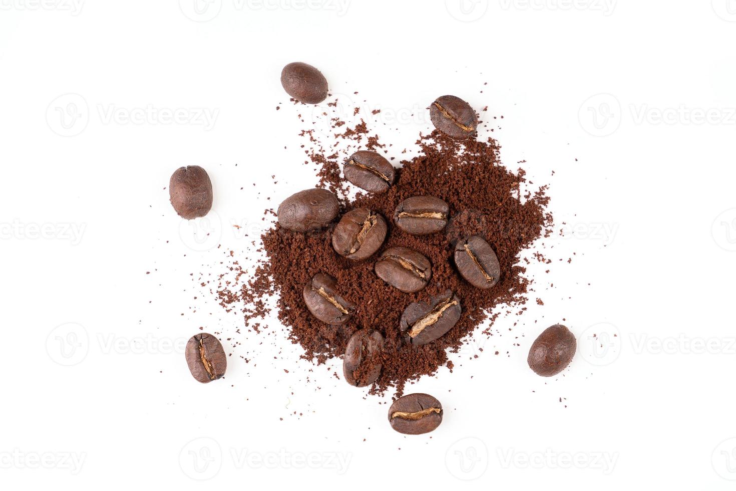 rostade kaffebönor med pulver på vit bakgrund foto