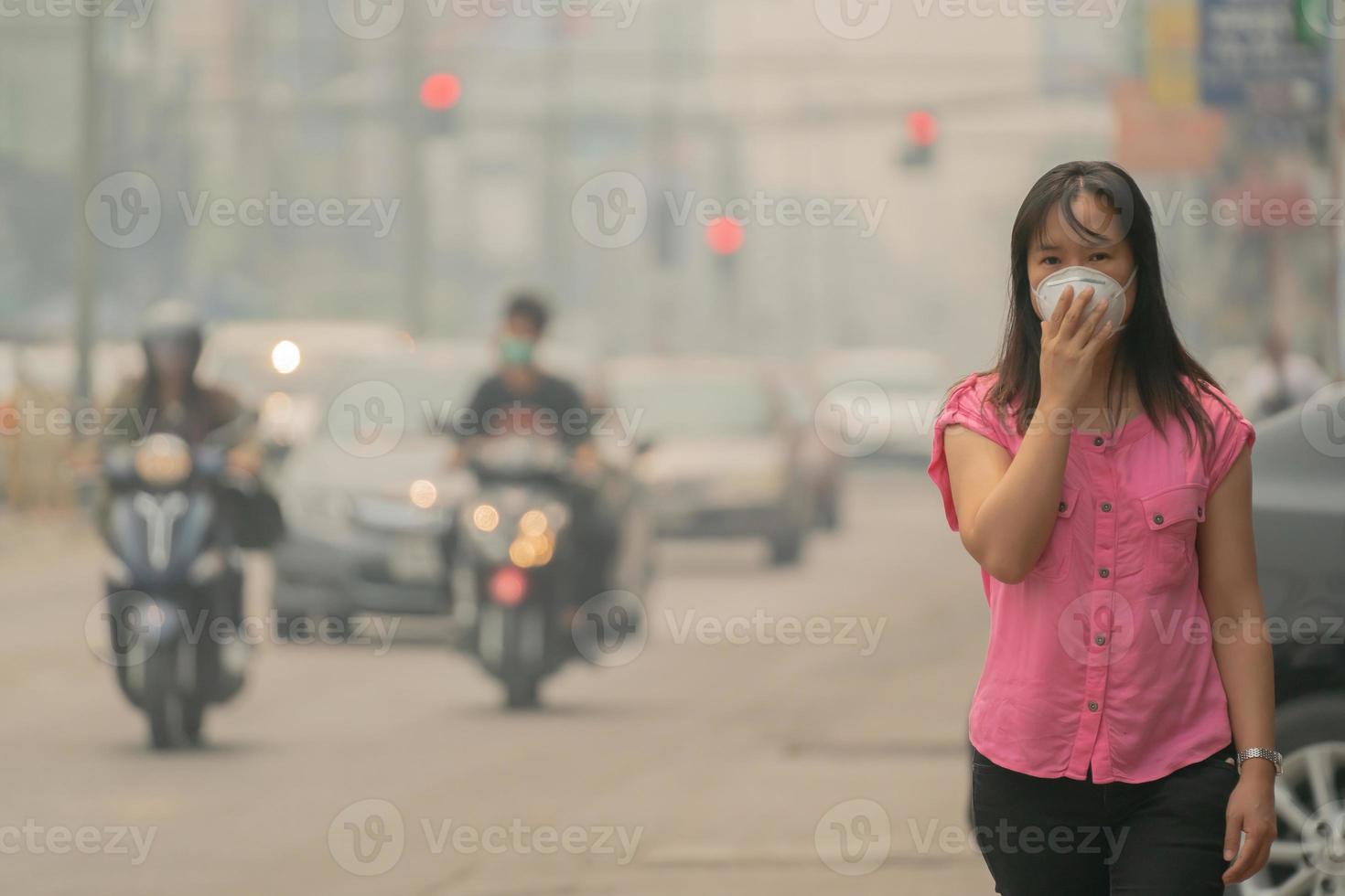 ung kvinna som bär skyddsmask foto