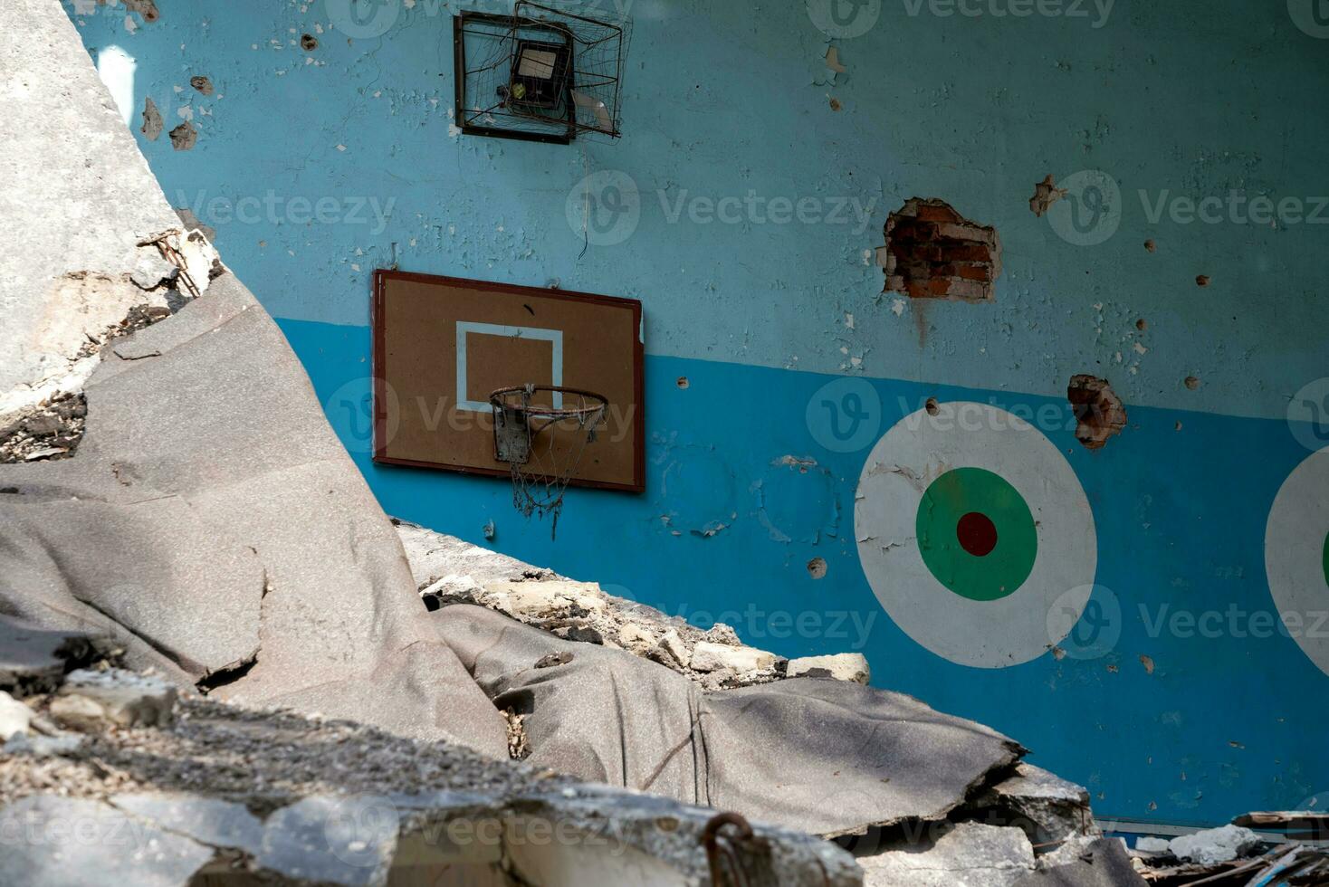 förstörd och bränt skola i de stad ryssland ukraina krig foto