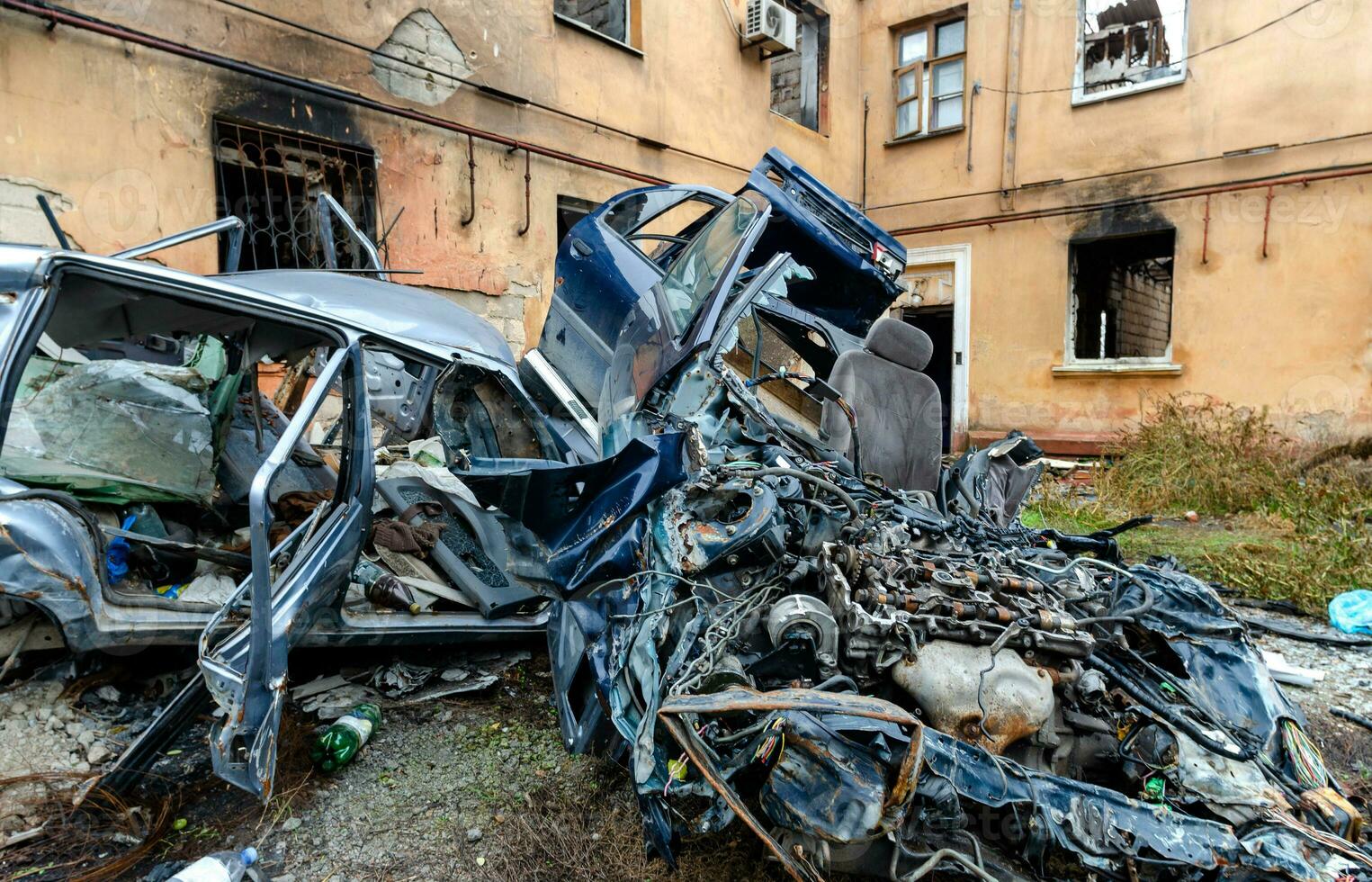 förstörd och bränt hus i de stad under de krig i ukraina foto