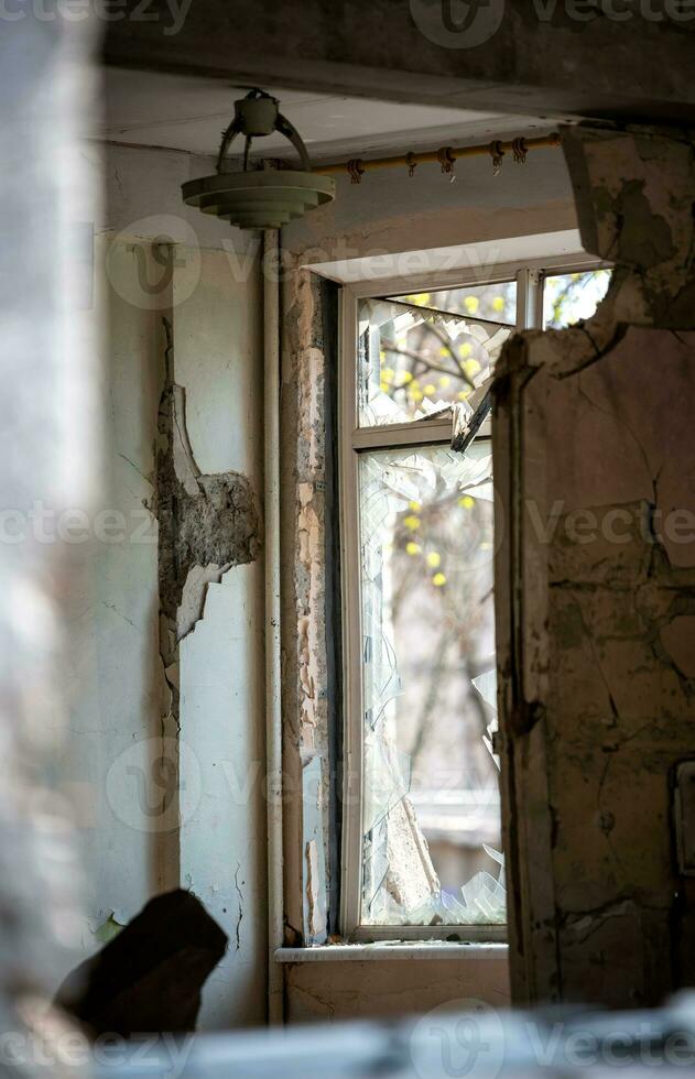 förstörd och bränt skola i de stad ryssland ukraina krig foto