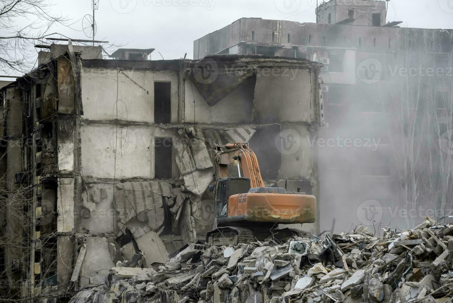 rivning av förstörd och bränd hus i ukraina under de krig foto