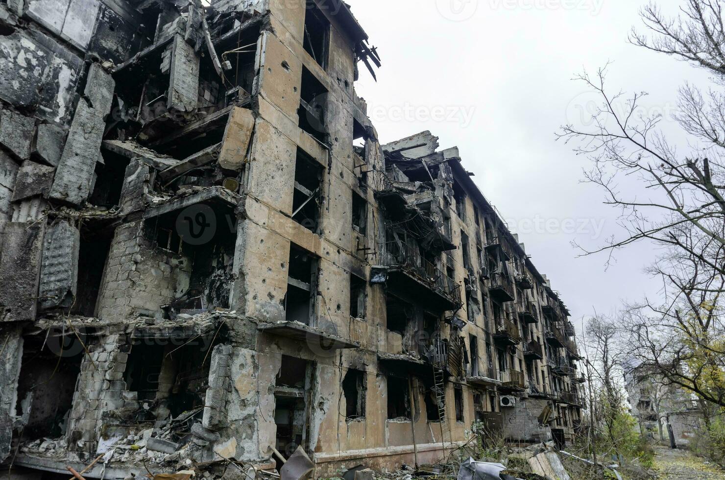 förstörd och bränt hus i de stad ryssland ukraina krig foto