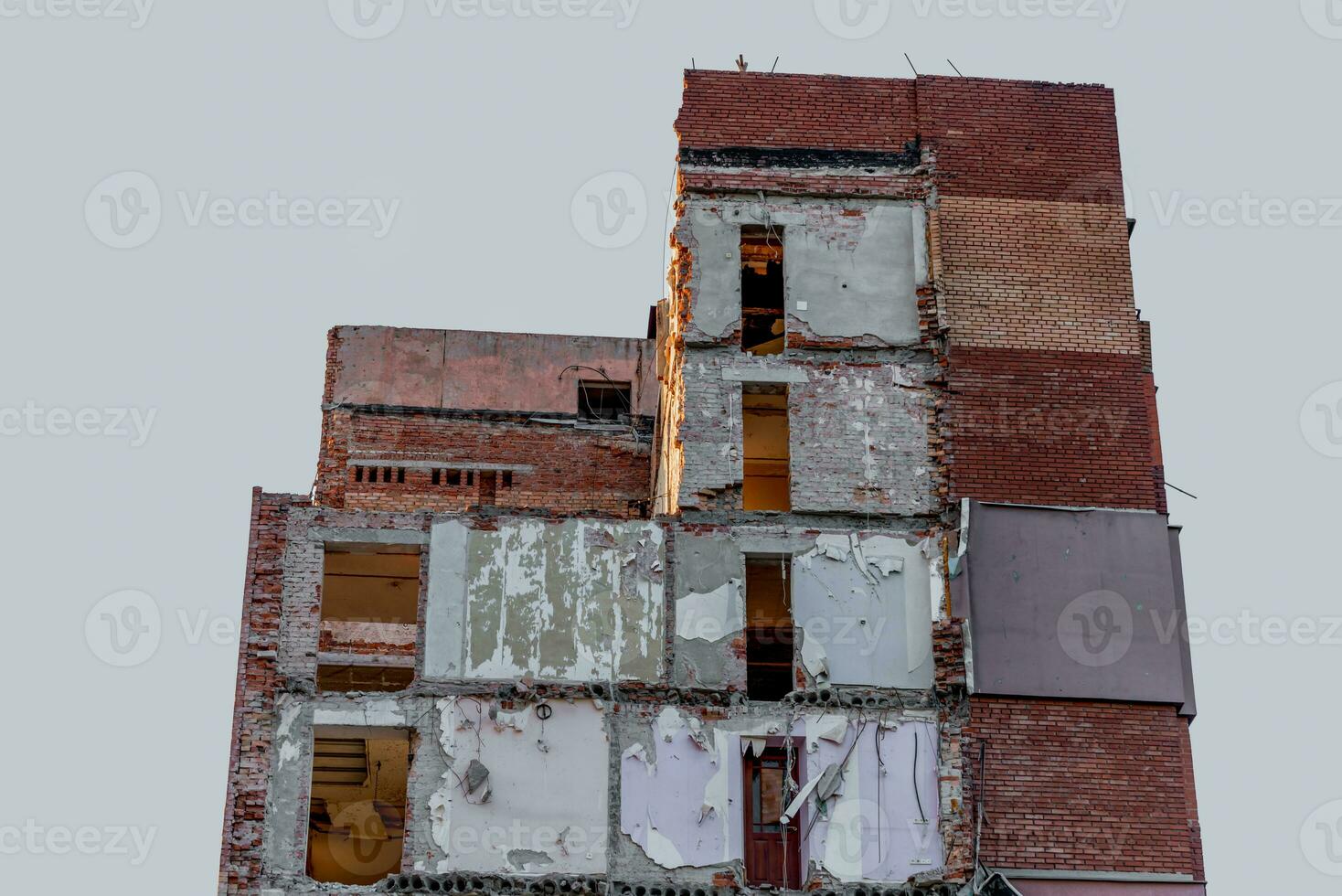 förstörd och bränt hus i de stad ryssland ukraina krig foto