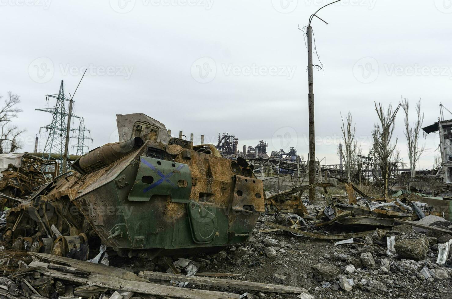 bränd tank och förstörd byggnader av de azovstal växt affär i mariupol foto