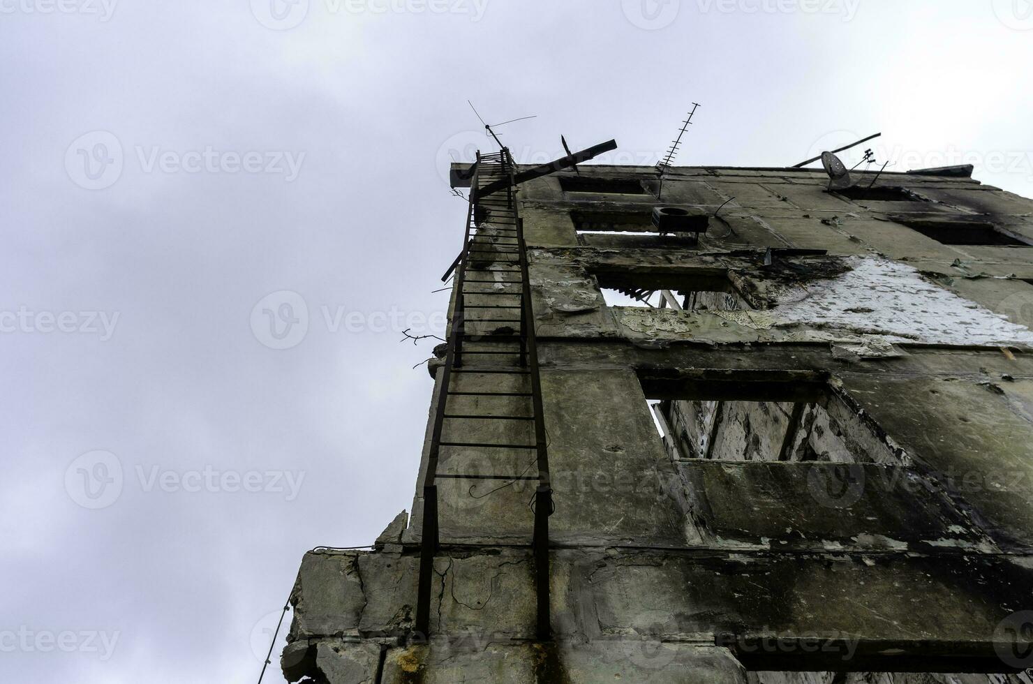 förstörd och bränt hus i de stad ryssland ukraina krig foto