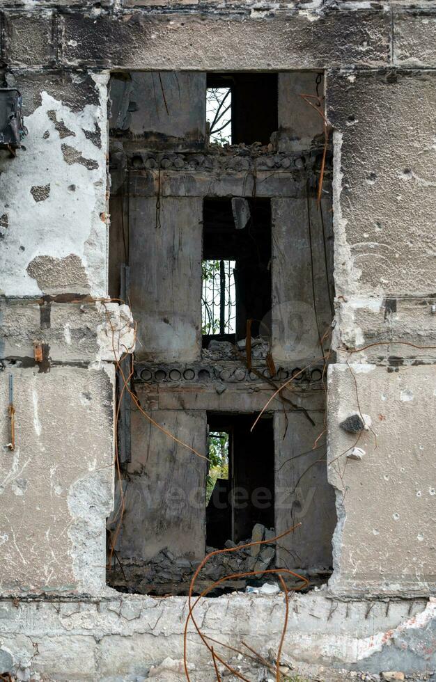 förstörd och bränt hus i de stad under de krig i ukraina foto