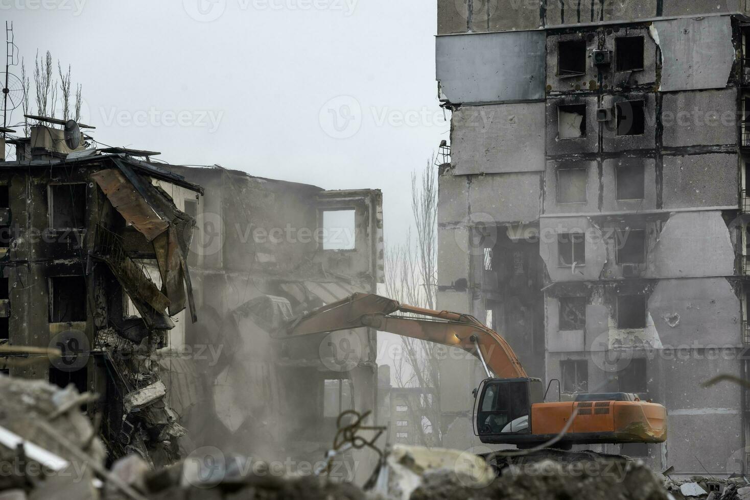 rivning av förstörd och bränd hus i ukraina under de krig foto