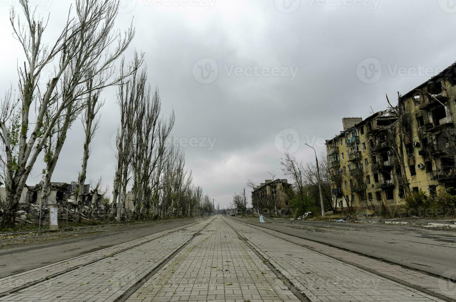 förstörd och bränt hus i de stad ryssland ukraina krig foto