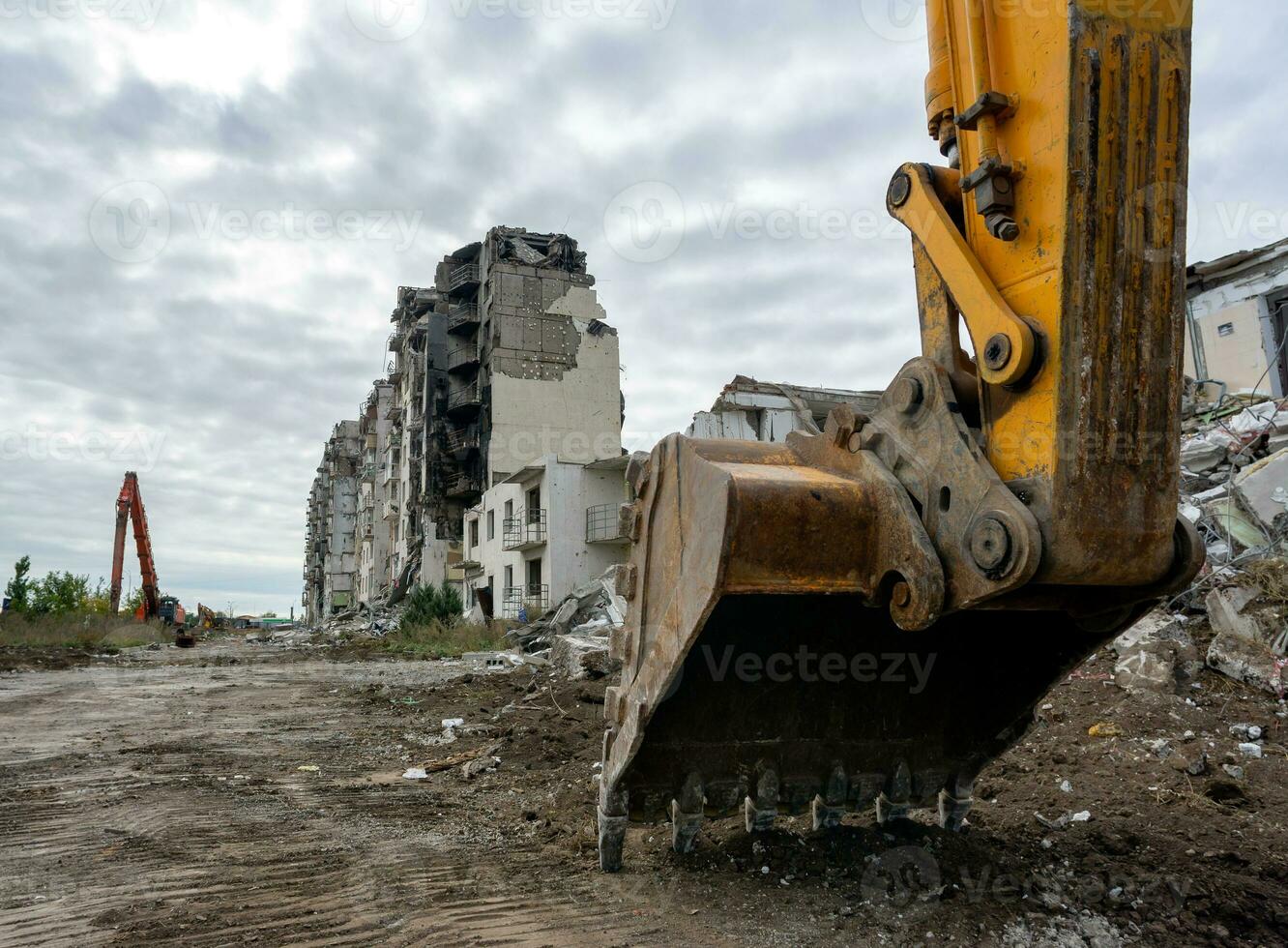 förstörd och bränt hus i de stad under de krig i ukraina foto