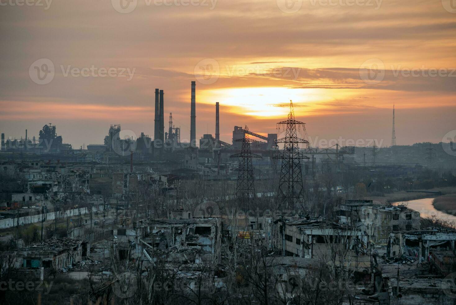förstörd byggnader av de verkstad av de azovstal växt i mariupol ukraina foto