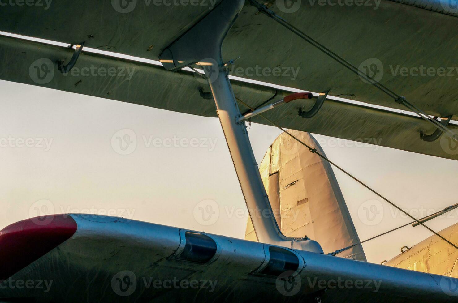 vingar av ett gammal flygplan mot en blå himmel foto