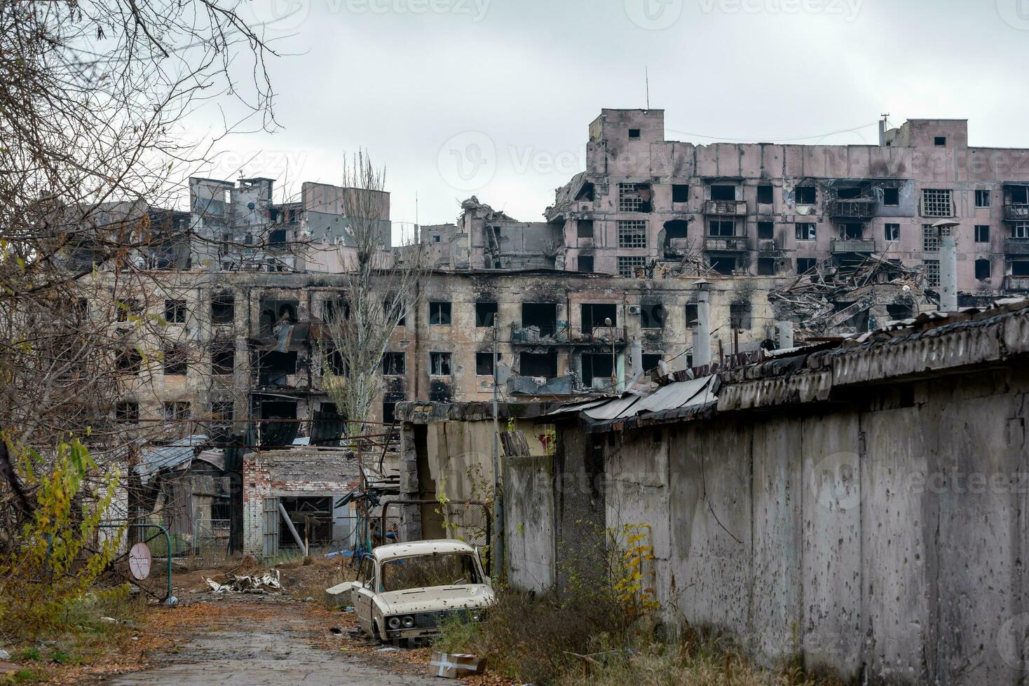 förstörd och bränt hus i de stad ryssland ukraina krig foto