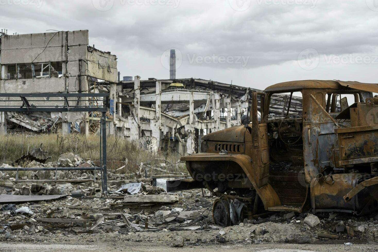 bränd bilar och förstörd byggnader av de verkstad av de azovstal växt i mariupol foto