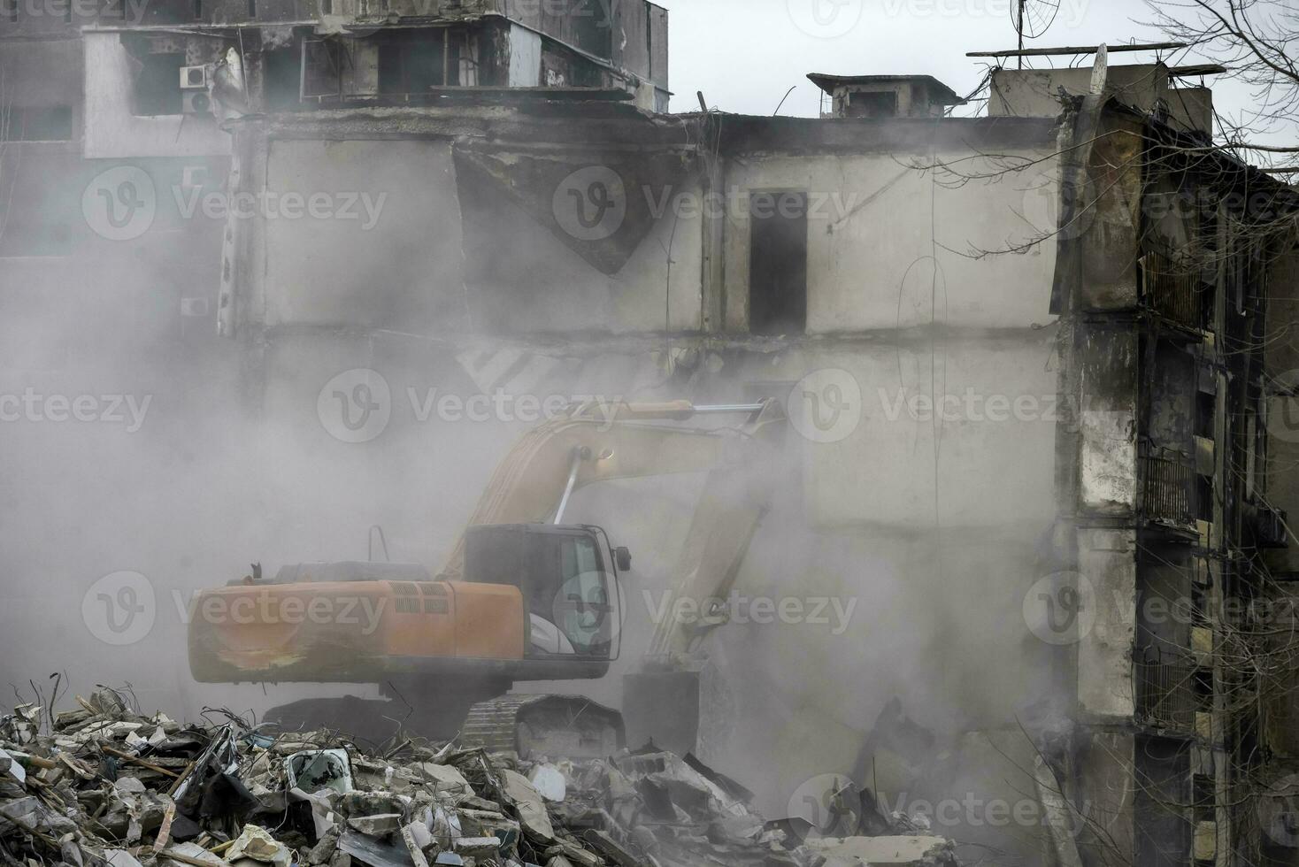 rivning av förstörd och bränd hus i ukraina under de krig foto