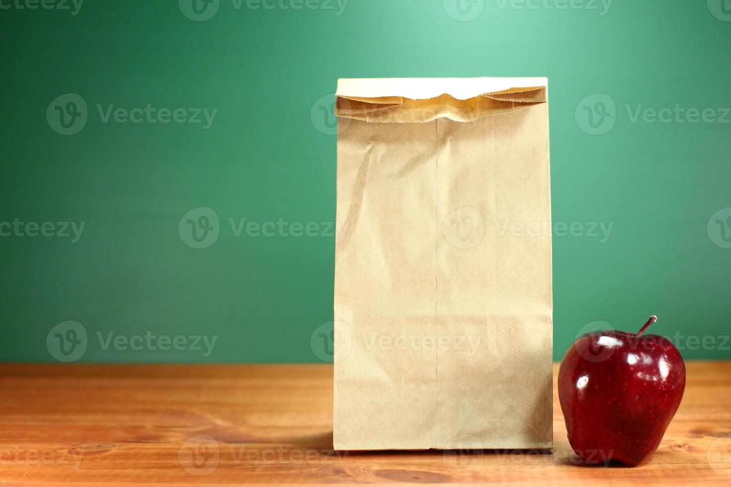 skol lunch lunch säck sitter på lärare skrivbord foto