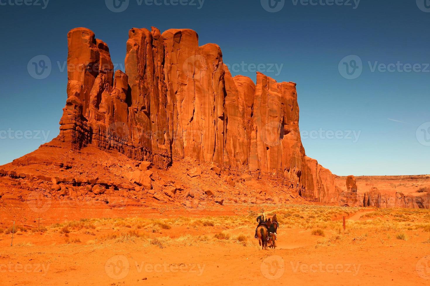 ridhästar som rekreation i monument valley arizona foto