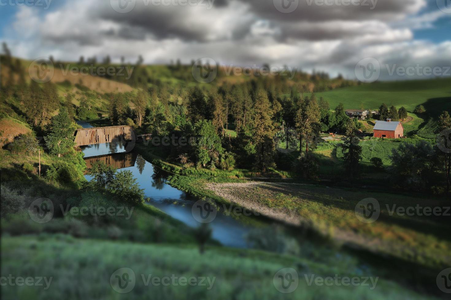 tågbro på landsbygden i palouse washington foto