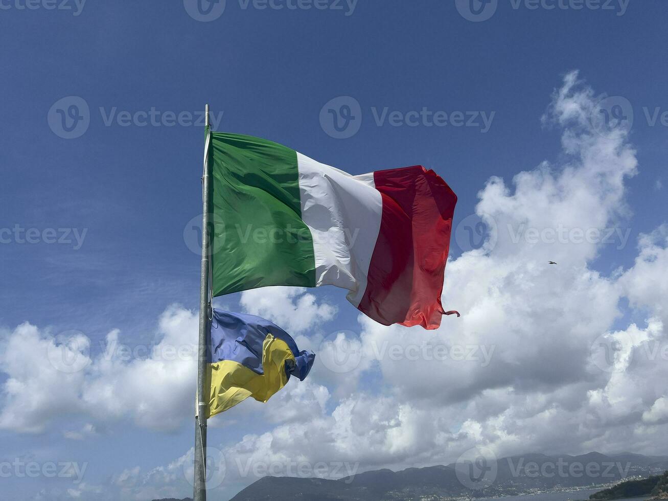 italiensk flagga vinka på de flaggstång av de slott av lerici Italien. hög kvalitet Foto