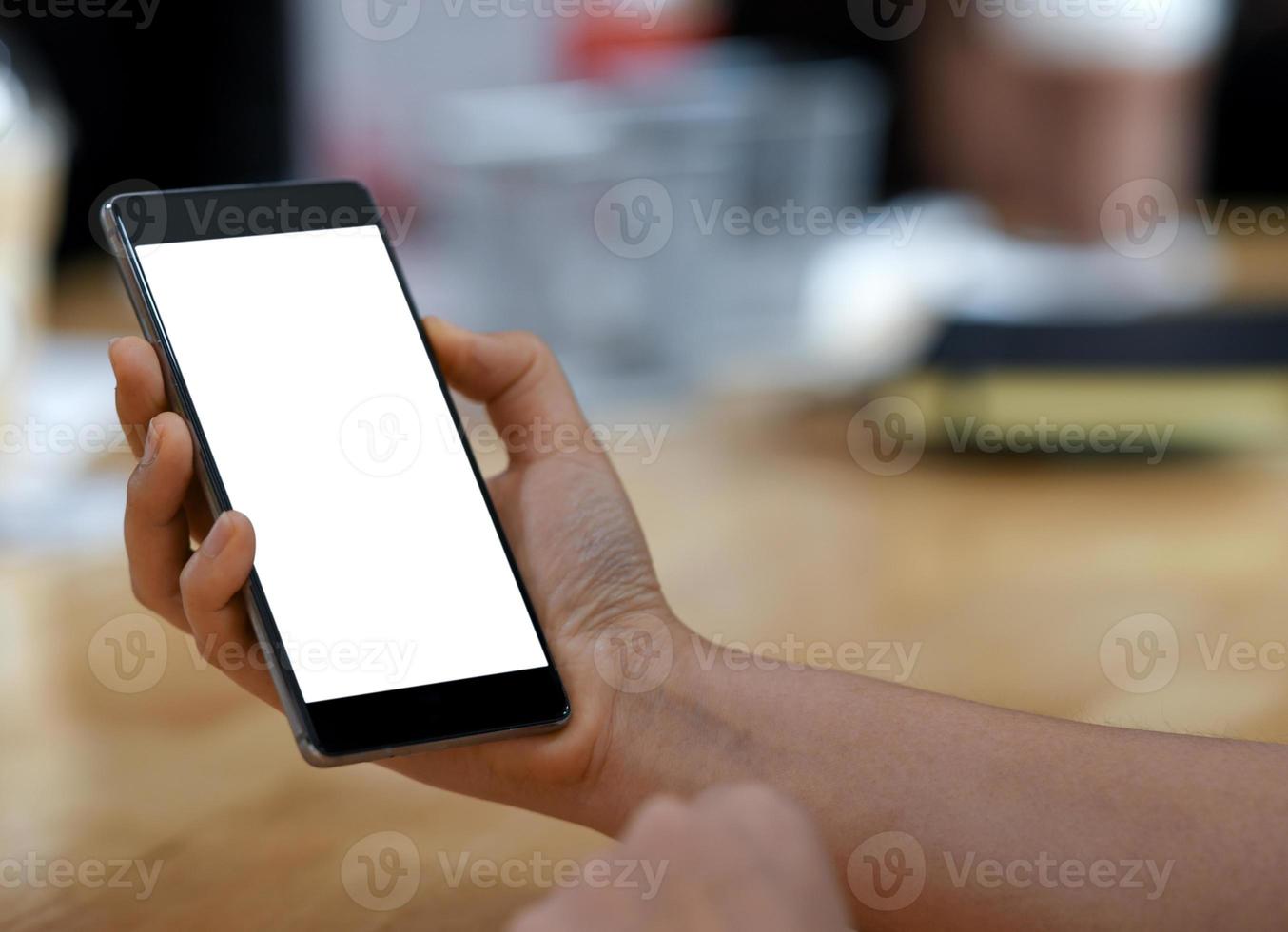 kvinnlig hand som håller en smartphone tom skärm, närbild. foto