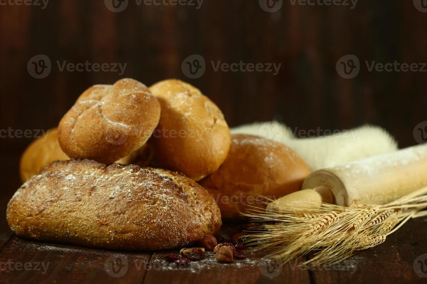 bakning av nybakat bröd foto