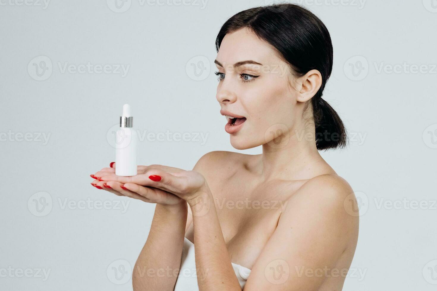 närbild skön kvinna med perfekt hud håll attrapp rör ansikte serum för hudvård behandling produkt reklam. produkt varumärke, företags- identitet och förpackning inspiration. foto