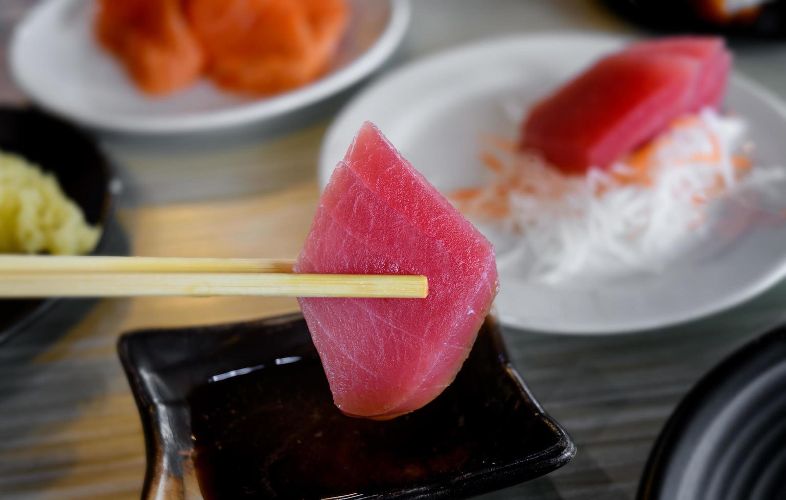 tonfisk sashimi i japansk restaurang bord servera. foto