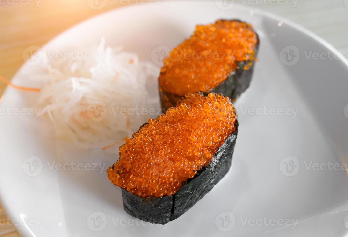 gunkan sushi från tobiko flygfiskrom. foto