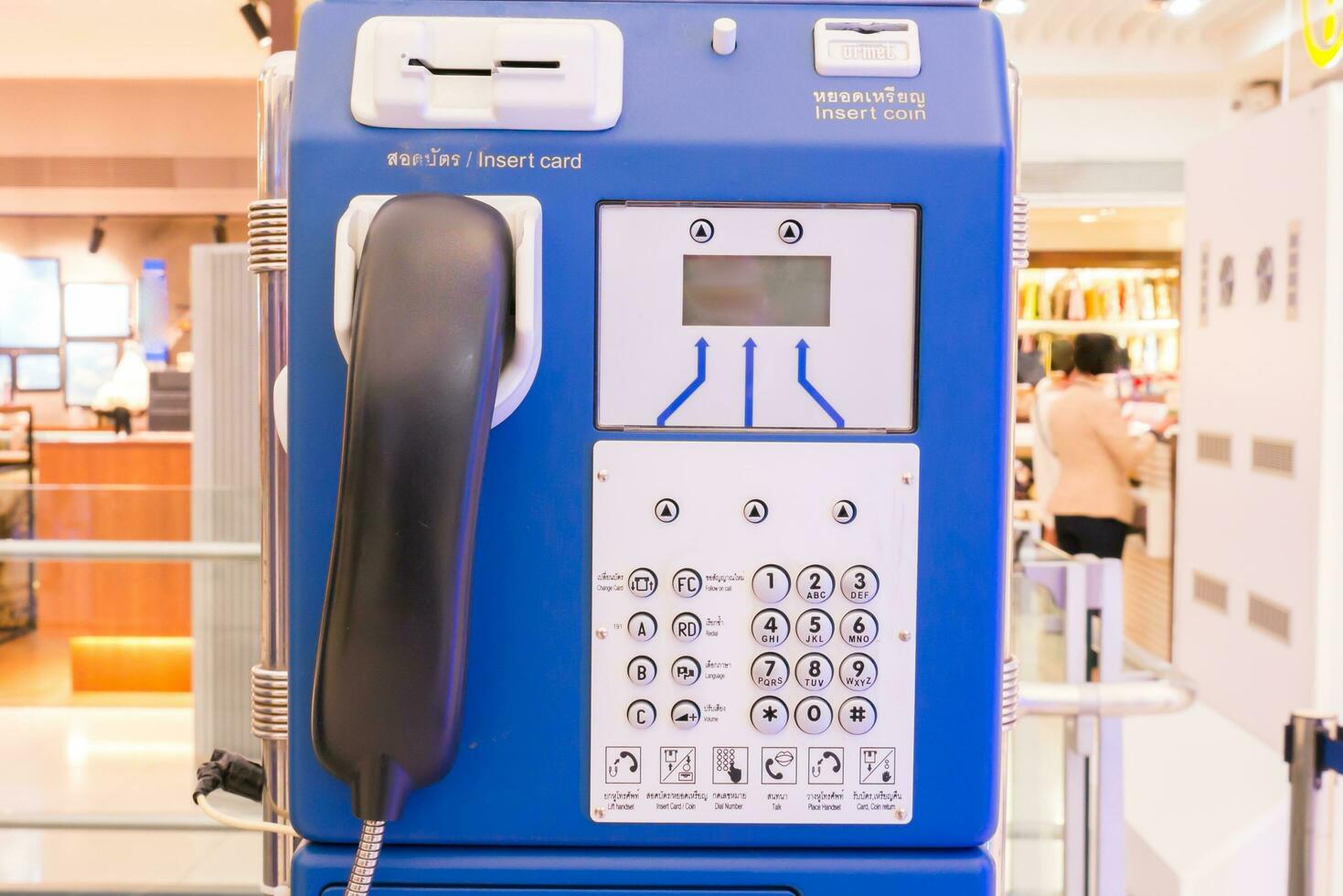 offentlig telefon fast på flygplats foto