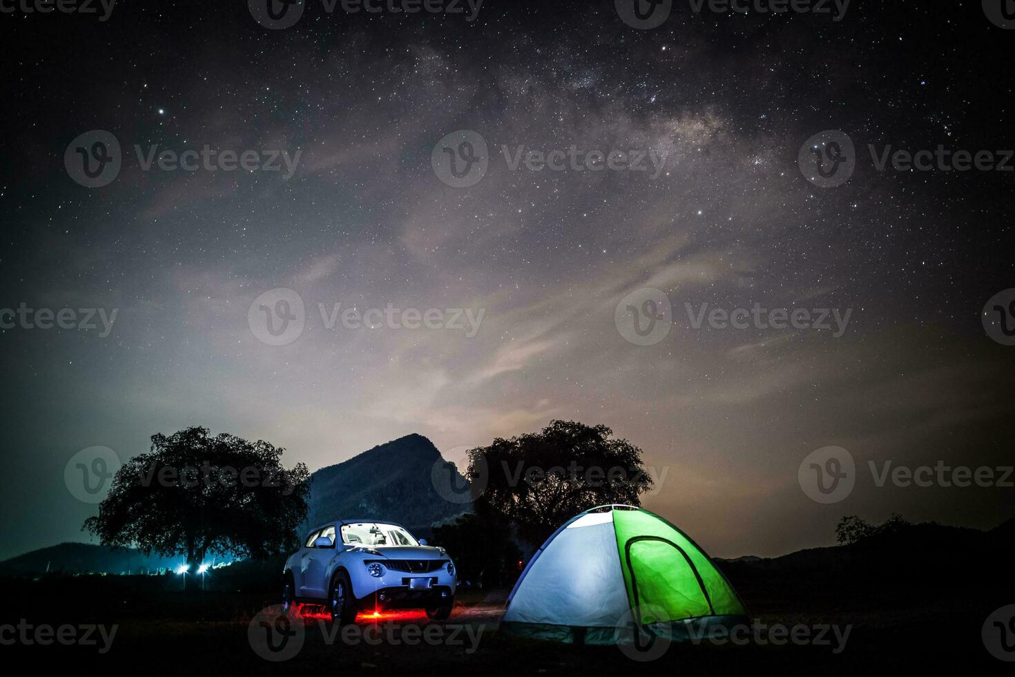 natt himmel av mjölkig sätt med bil och camping tält foto