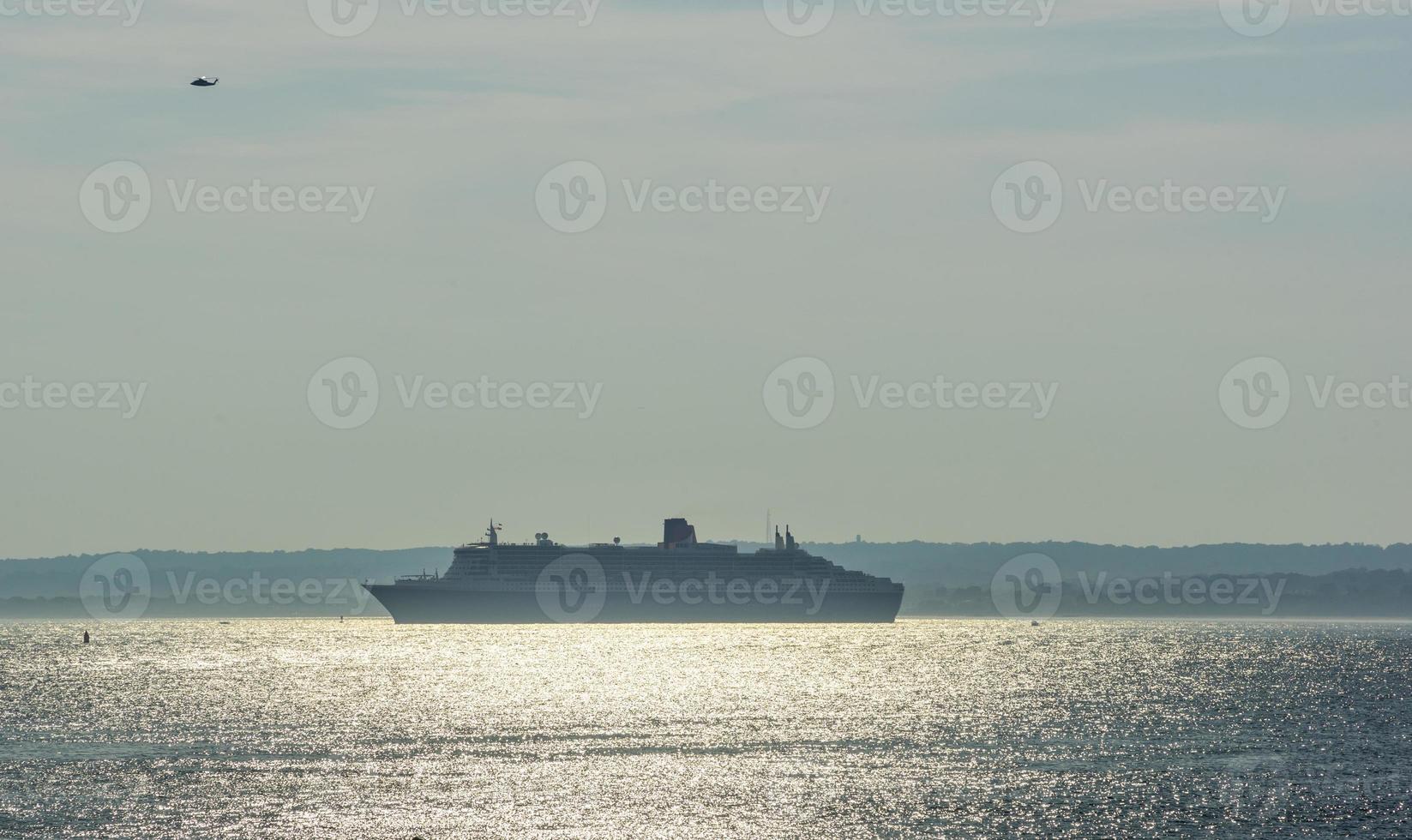 ett kryssningsfartyg som lämnar new york city foto