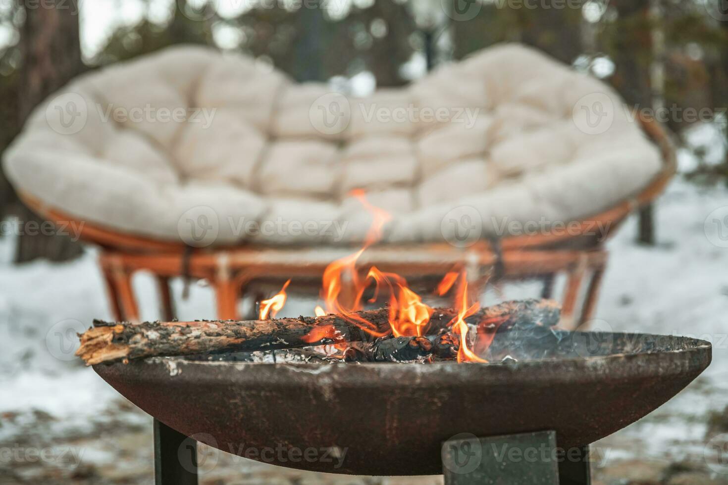 brand lägereld skål utomhus i vinter. mysigt atmosfär foto