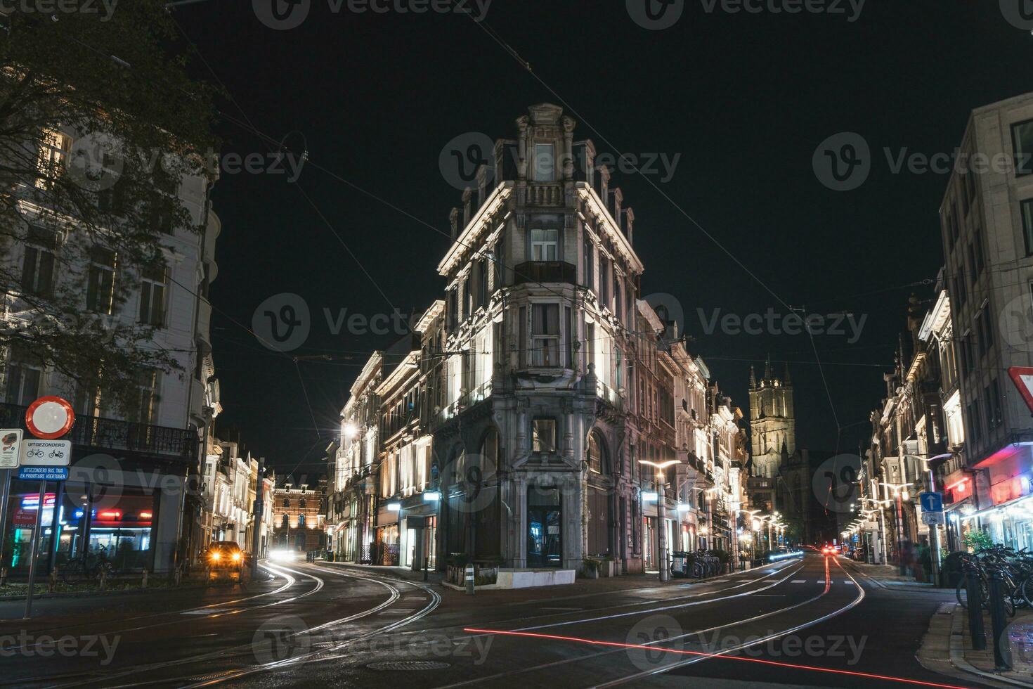 historisk och medeltida arkitektur av Gent under en mörk natt. byggnad upplyst förbi färgad lampor på lammerstraat. Flandern område, belgien foto