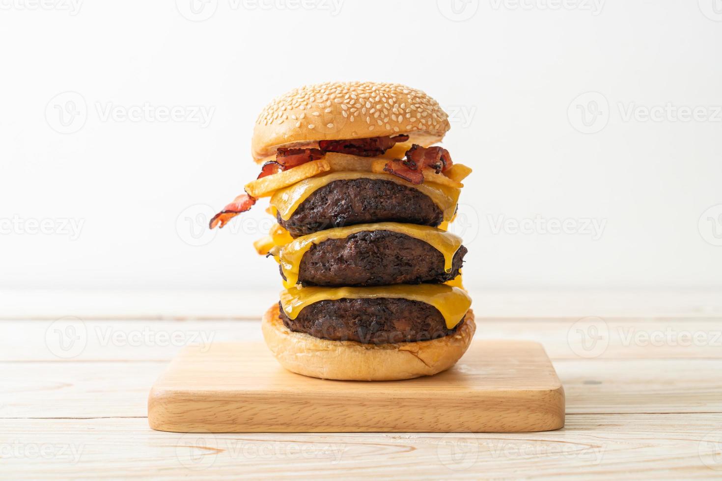 hamburgare eller hamburgare med ost, bacon och pommes frites foto