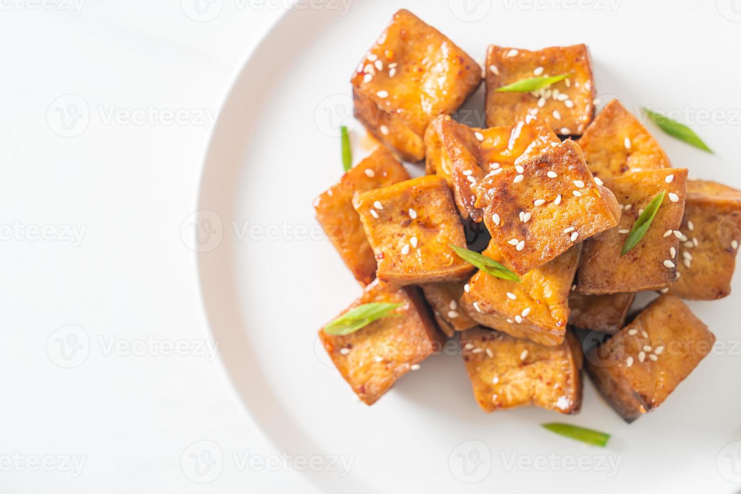 stekt tofu med vit sesam och teriyakisås foto