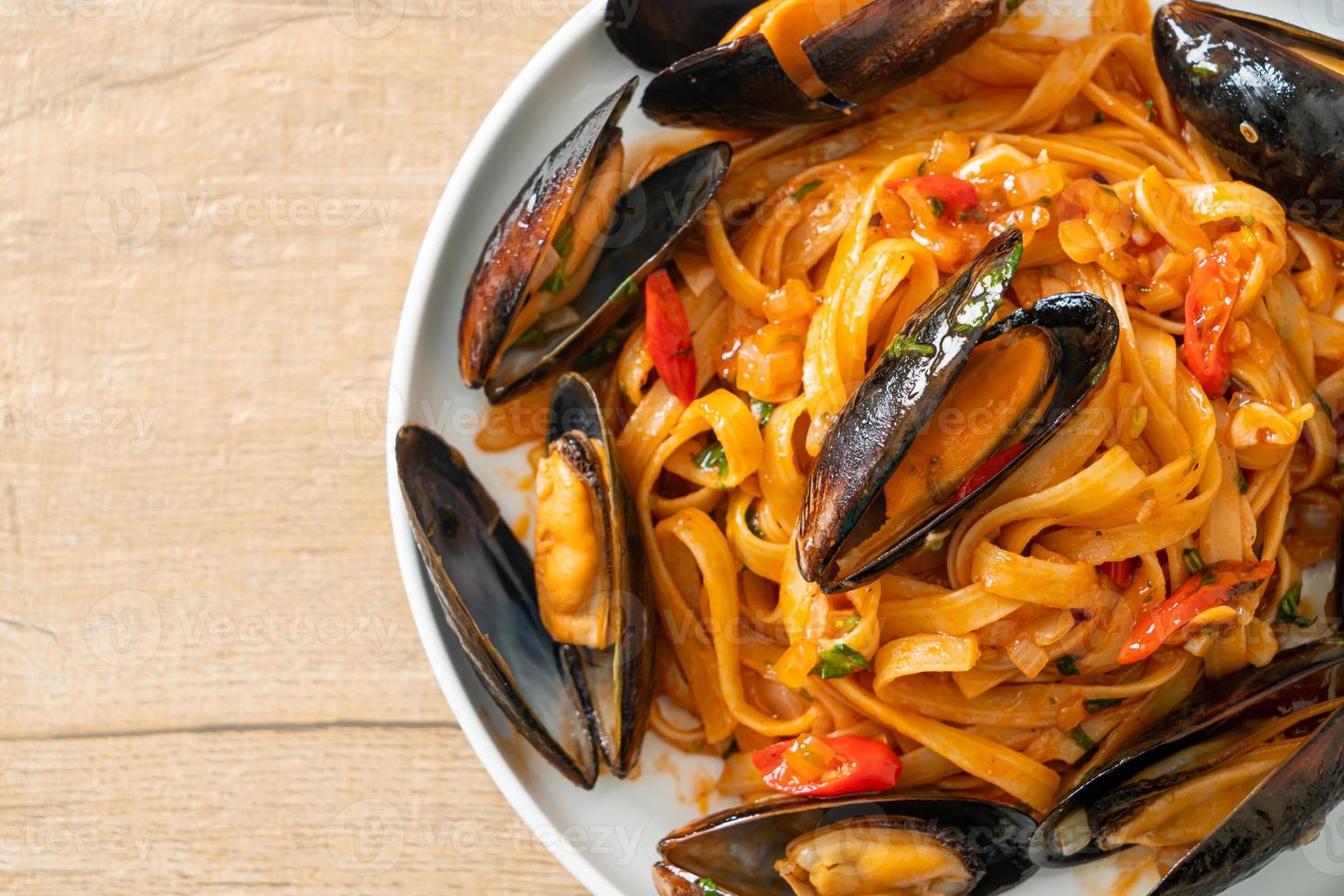 spagettipasta med musslor eller musslor och tomatsås foto